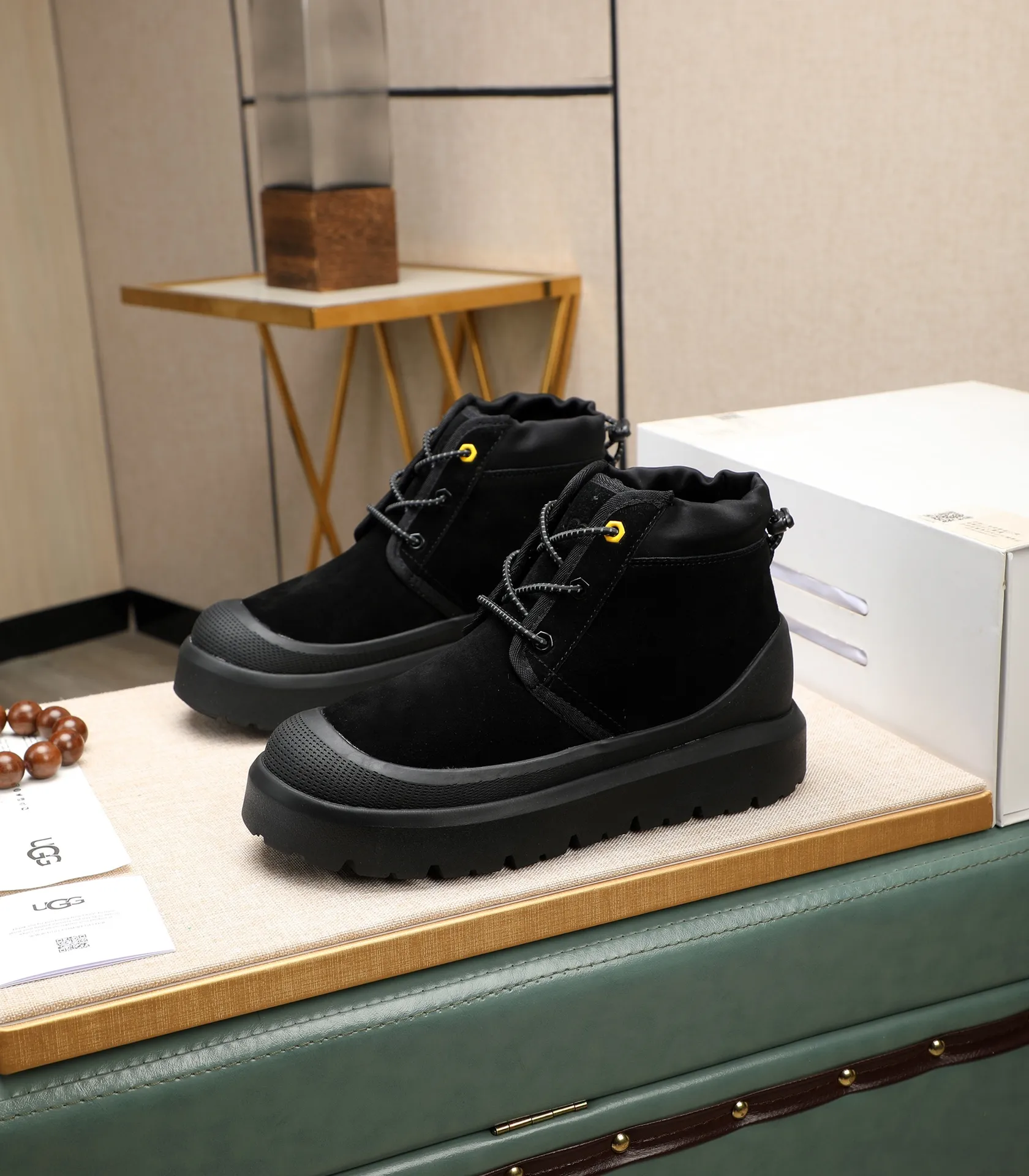 Men's shoes 💰580 (same style for men and women) Please pay attention to the quality of the original order and compare the thickness of the wool 🏮🏮The popular UGG is from Australia's warm luxury brand men's shoes, the official website is synchronized, Beckham men's style..., made of imported first-layer waxed cowhide, waxed toe cap, Australian real wool velvet lining Carefully sewn...Imported rubber Martin boots outsoles (comfortable, soft and wear-resistant). I really like the quality..Exquisite workmanship. You won't be able to put it down at first sight. Sizes 35-44